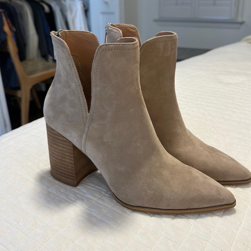 STEVE MADDEN SUEDE BOOTIE